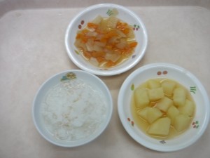 離乳食 そぼろがゆ じゃが芋の煮物 人参と玉葱の炊き合せ
