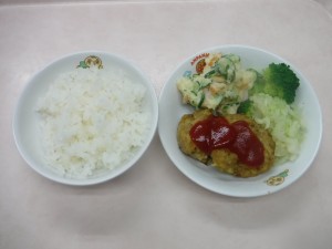 幼児食 ご飯 豆腐ハンバーグ ポテトサラダ ブロッコリー ボイルキャベツ