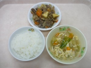 幼児食 ご飯 牛肉と根菜の炒め煮 コンソメスープ