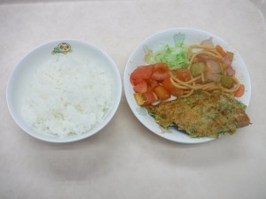幼児食 ご飯 鮭の磯辺揚げ スパゲティソテー トマト ボイルキャベツ 