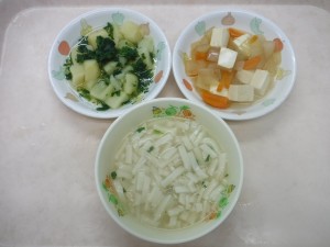 離乳食 そぼろうどん じゃが芋とほうれん草の炊き合せ 豆腐と人参と玉葱の炊き合せ