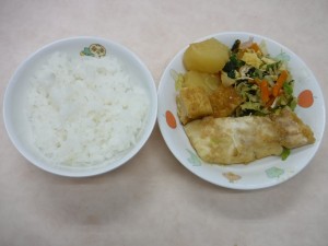 幼児食 ご飯 魚と野菜のみそ煮 千草和え 