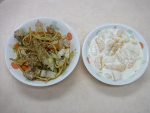 幼児食 焼そば フルーツヨーグルト