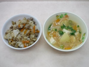 幼児食 牛肉とごぼうの混ぜご飯 味噌汁