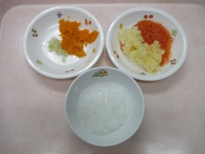 離乳食2 つぶつぶがゆ じゃが芋とトマト 人参とキャベツ
