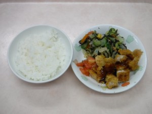 幼児食1 ご飯 トンカツ ひじきサラダ トマト