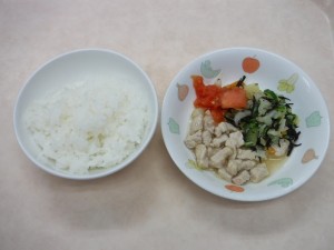 幼児食2 ご飯 豚肉のとろみ和え ひじきサラダ トマト