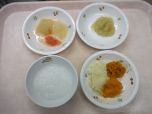離乳食2 つぶつぶがゆ じゃが芋と人参と南瓜 玉葱とキャベツとトマト 煮バナナ 