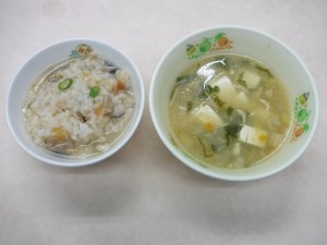 離乳食 ツナとトマトのなんはん 味噌汁
