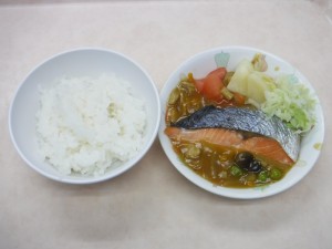 幼児食 ご飯 魚のカレーあんかけ 粉吹芋 ボイルキャベツ トマト