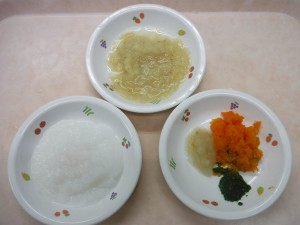 離乳食 つぶつぶがゆ 人参と玉葱と小松菜 煮バナナ