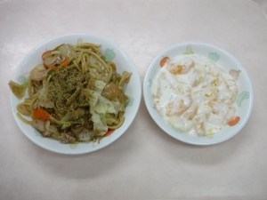 幼児食 焼そば フルーツヨーグルト