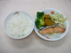 幼児食 ご飯 鮭のムニエル マカロニサラダ ブロッコリー ほくほく南瓜