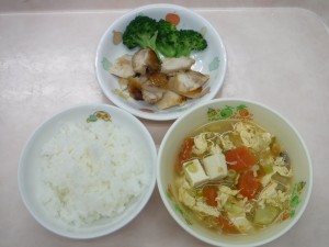 幼児食 ご飯 豆腐とトマトのスープ 鶏の照り焼き ブロッコリー