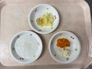 離乳食 ・つぶしがゆ ・人参と豆腐のマッシュ ・さつま芋と玉葱のマッシュ