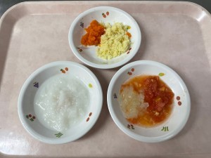 離乳食 ・つぶしがゆ ・さつま芋と人参のマッシュ ・トマトと玉葱のマッシュ