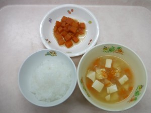 離乳食 つぶしがゆ 味噌汁 人参のうま煮