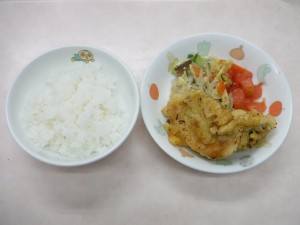 幼児食 ご飯 魚のコーン揚げ 伴三絲 トマト