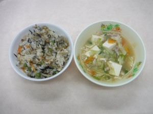 幼児食 魚いり炊込みご飯 味噌汁