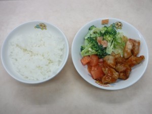 幼児食 ご飯 若鶏のケチャップ煮 ブロッコリーサラダ ボイルキャベツ トマト