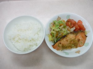 幼児食 ご飯 魚の味噌マヨネーズ焼き 野菜ソテー トマト 