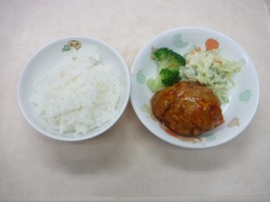 幼児食 ご飯 煮込みハンバーグ じゃが芋の塩昆布サラダ ブロッコリー