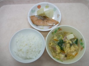 幼児食 ご飯 魚のムニエル 粉吹芋 レタススープ