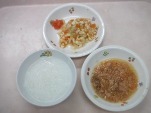 離乳食2 5倍がゆ 煮魚 野菜と豆腐の煮物 トマト 刻み