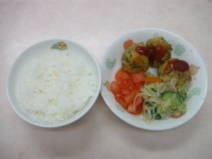 幼児食 ご飯 豆腐のまり揚げ 春雨の酢の物 トマト 