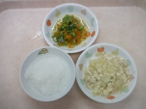 離乳食2 5倍がゆ じゃが芋のそぼろ煮 人参とブロッコリーの焚き合わせ