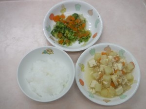 離乳食1 なんはん じゃが芋のそぼろ煮 人参とブロッコリーの炊き合せ