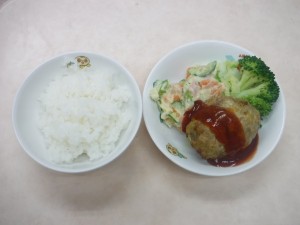 幼児食 ご飯 豆腐ハンバーグ ポテトサラダ ブロッコリー ボイルキャベツ