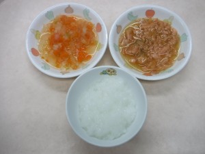 離乳食2 5倍がゆ 煮魚 野菜の炊き合せ トマト