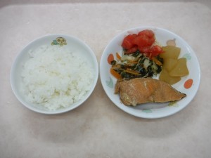 幼児食 ご飯 魚と野菜の煮物 鳴門サラダ トマト