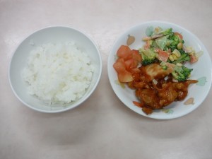幼児食 ご飯 若鶏のケチャップ和え ブロッコリーサラダ トマト