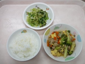 幼児食 ご飯 焼きブロッコリーの豚肉炒め 即席漬け