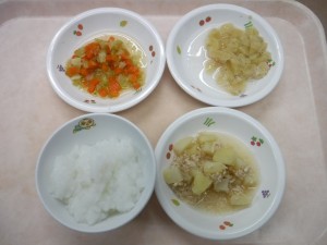 離乳食2 5倍がゆ じゃが芋のそぼろ煮 人参とキャベツの炊き合せ 煮バナナ