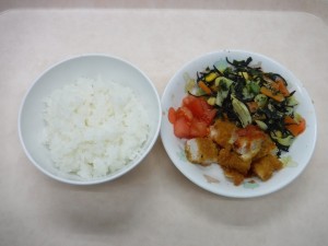 幼児食 ご飯 トンカツ ひじきサラダ トマト 