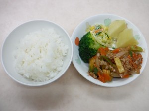 幼児食 ご飯 ポークケチャップハワイアン ブロッコリー コールスロー 粉吹芋