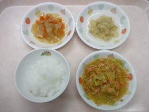 離乳食 5倍がゆ なんはん 鮭とキャベツの炊き合せ 人参と玉葱の煮付け 煮バナナ