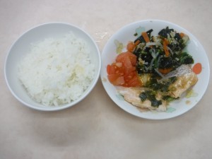 幼児食 ご飯 魚のごまだれかけ もやしの甘酢和え トマト