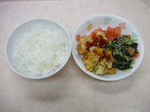 幼児食 ご飯 魚のナゲット ちりじゃこサラダ トマト