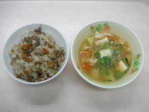 幼児食 牛肉とごぼうの混ぜご飯 味噌汁