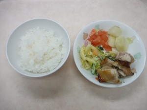 幼児食 ご飯 鶏の照り煮 マカロニサラダ トマト 粉吹芋