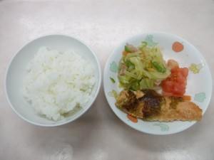 幼児食 ご飯 魚の味噌マヨネーズ焼き 野菜炒め トマト