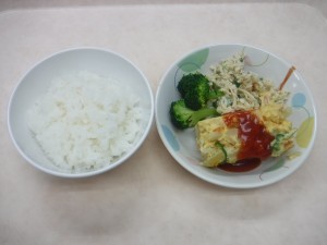 幼児食 ご飯 ポテトオムレツ 切干大根のサラダ ブロッコリー