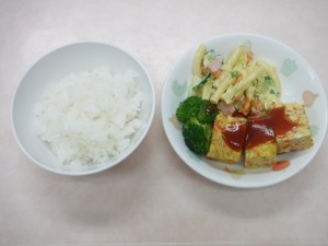 幼児食 ご飯 キャロットオムレツ マカロニサラダ ブロッコリー