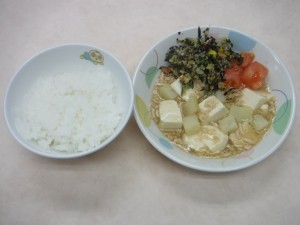 離乳食2 ご飯 豆腐のそぼろ煮 ひじきサラダ トマト