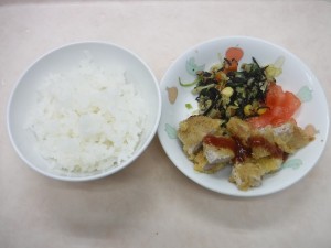 幼児食 ご飯 トンカツ ひじきサラダ トマト