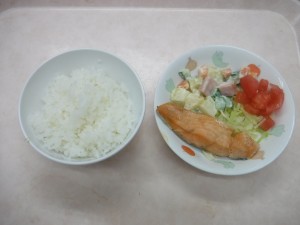 幼児食 ご飯 鮭のムニエル マセドアンサラダ ボイルキャベツ トマト